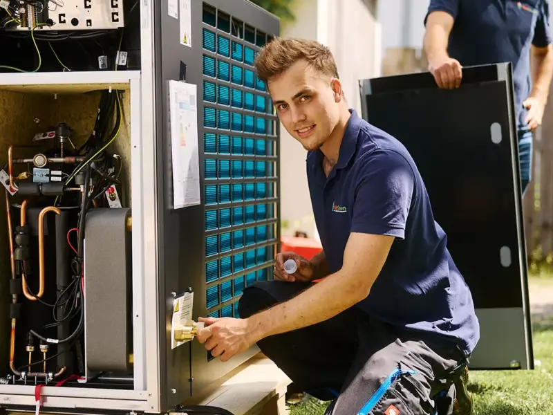 Techniker arbeitet an Wärmepumpe von HeatGreen