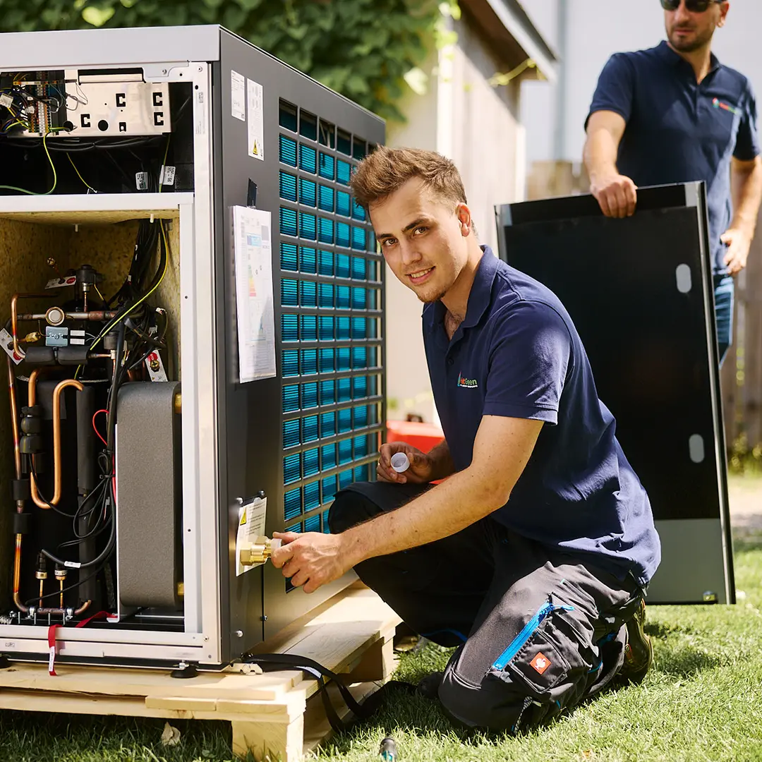 Techniker arbeitet an Wärmepumpe von HeatGreen
