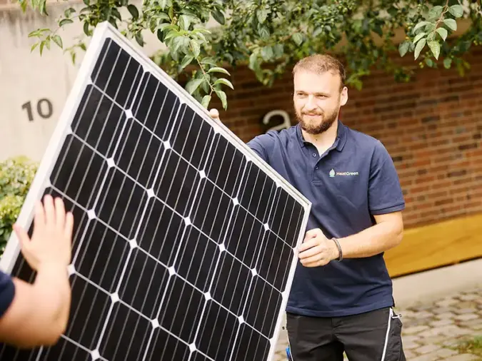 HeatGreen Elektroteam bei der Installation einer Photovoltaikanlage in Bayern