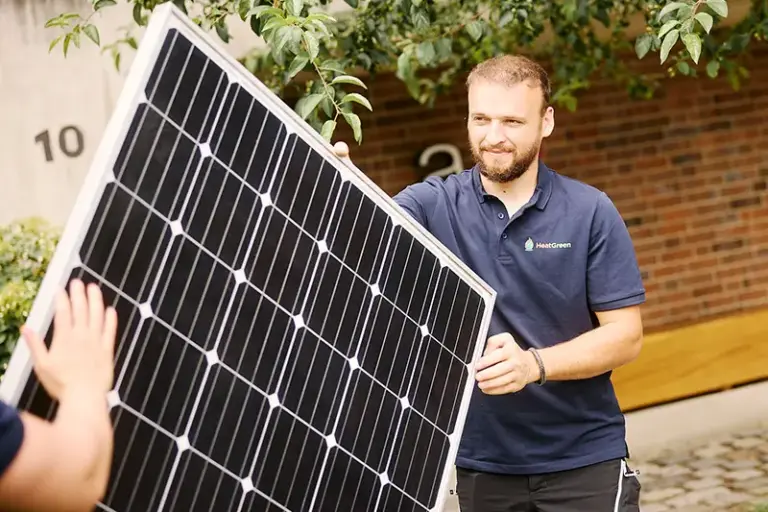 HeatGreen Elektroteam bei der Installation einer Photovoltaikanlage in Bayern